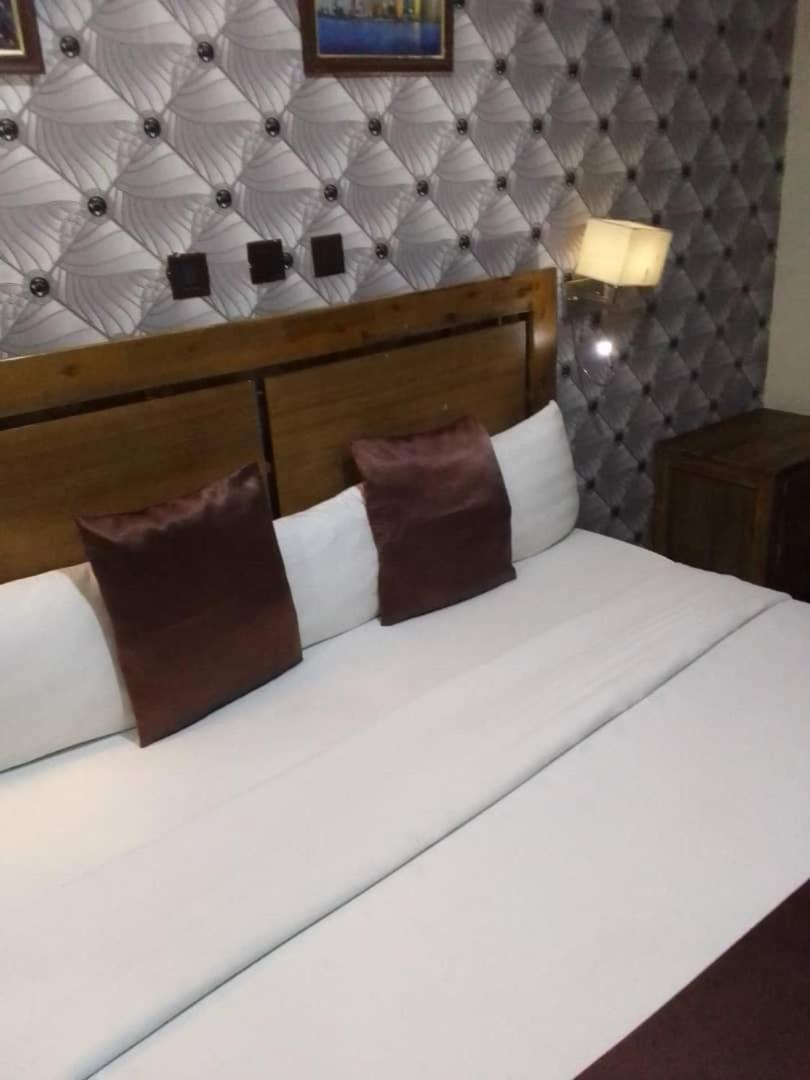 Blue Moon Hotels Victoria Island Lagos Bagian luar foto